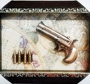 Карина с пистолет и патрони