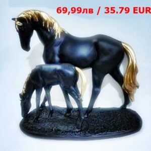 Фигура кон с малко