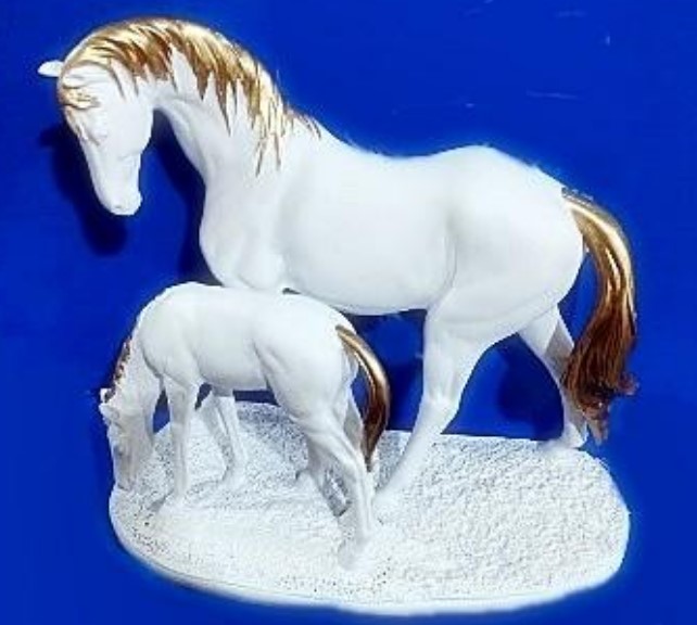 Фигура кон с малко1 Фигура кон с малко1